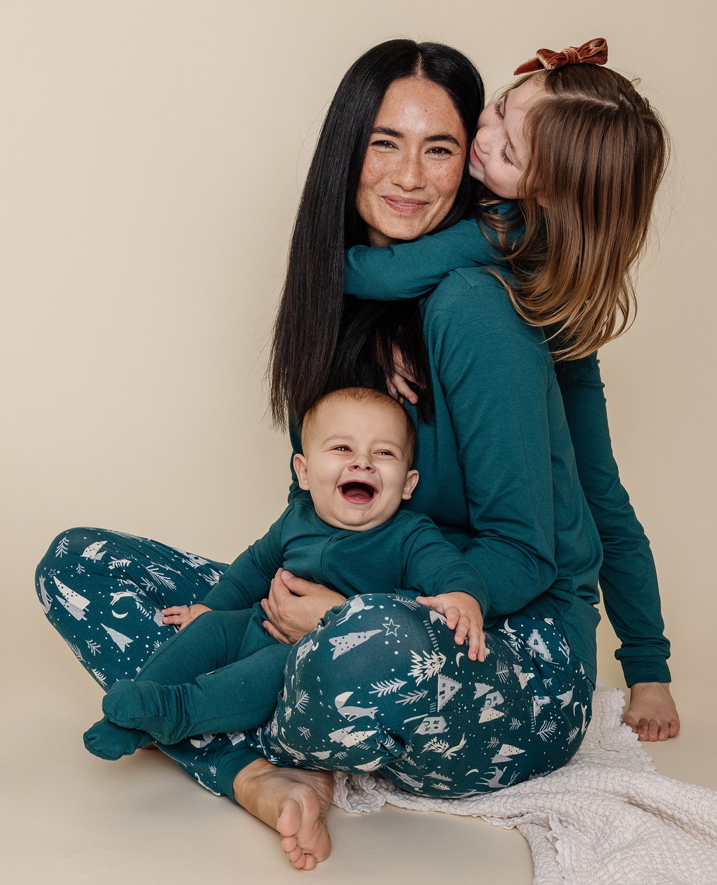 holiday-ultimate-pajama-set-in-pacific 3